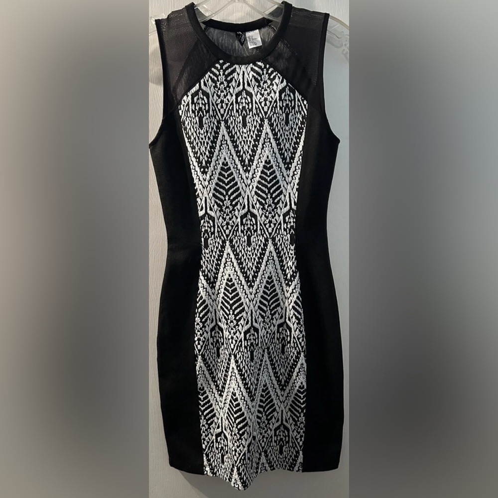 H&M Divided Black and White Geometric Mini Dress Size 4 (26”X33”)